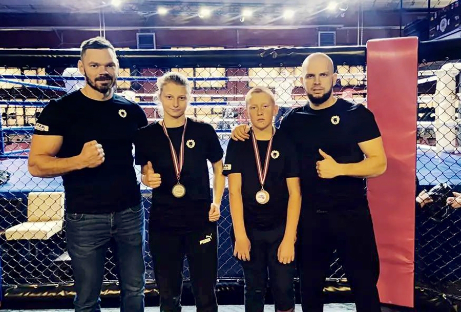 Samanta Dorči (vidū no kreisās) un Roberts Enkurs kopā ar treneriem.
Autors: no J. Ručkanova albuma.