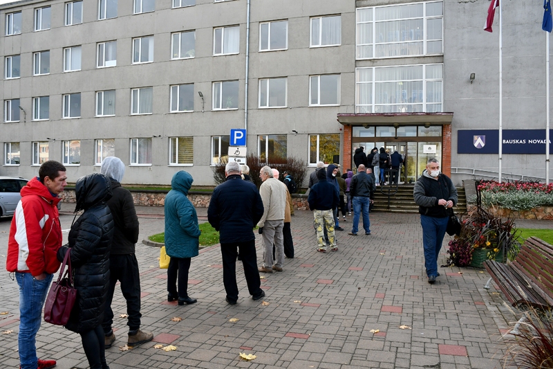 Svētdienas rīta stundā uz vakcinēšanos veidojās rinda pie pašvaldības administrācijas ēkas.
Autors: Ivars Bogdanovs