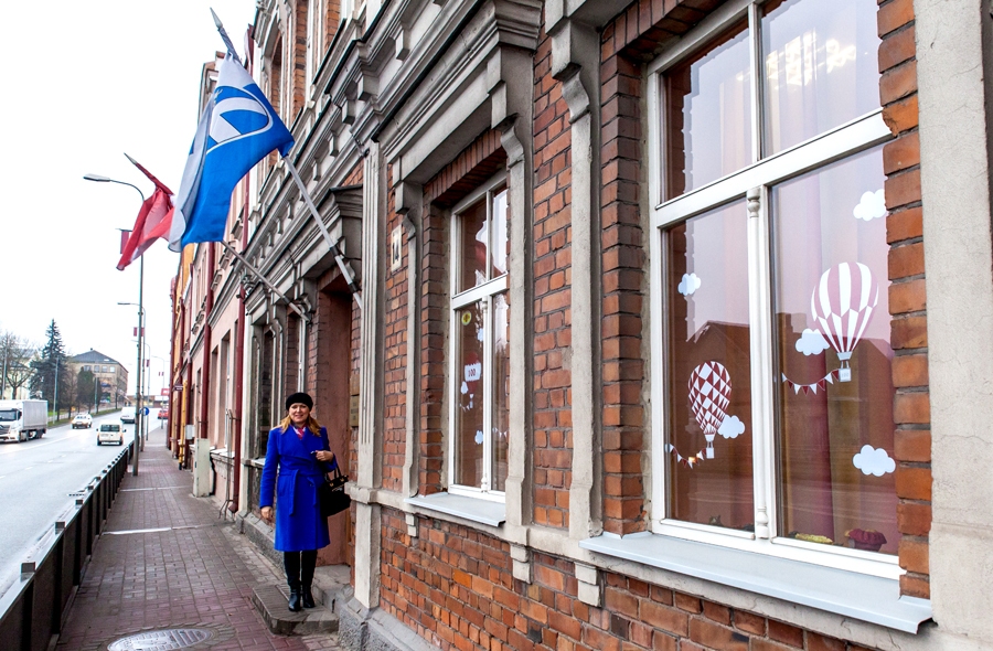 Benita Svareniece pie Bauskas bērnu un jauniešu centra ēkas Kalna ielā.