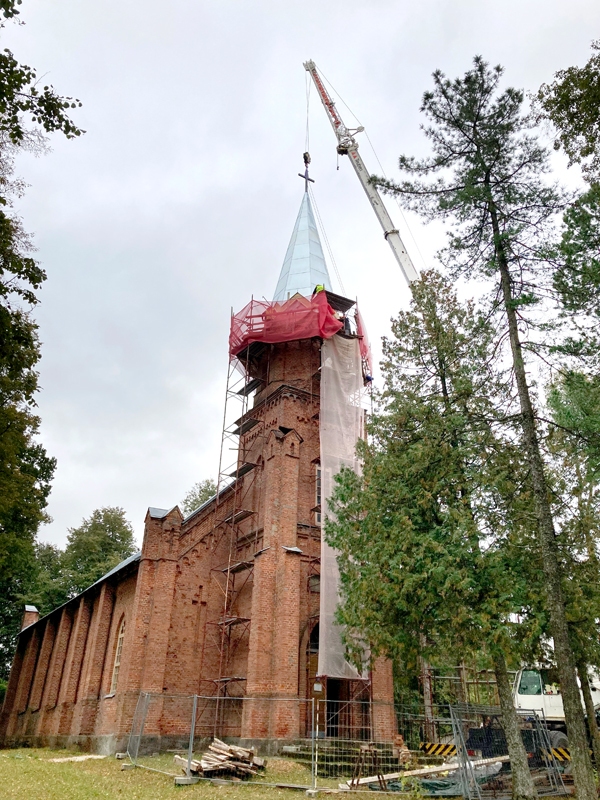 Torņa uzcelšanas brīdis uz pamatnes 2021. gada 19. septembrī.
Autors: no Budbergas draudzes arhīva.