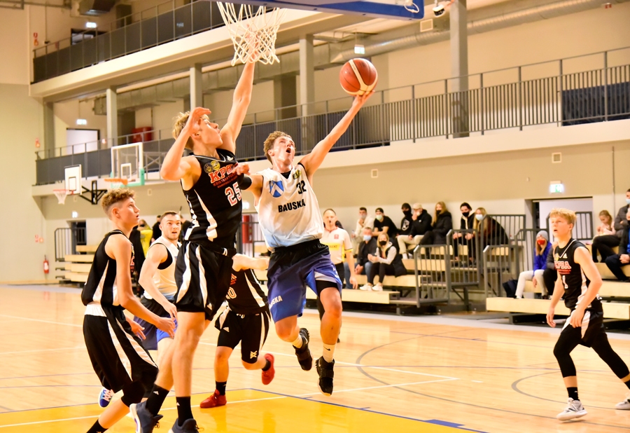 Toms Vilks (ar bumbu) veiksmīgi savu komandu vadīja pretim uzvarai.
Autors: Uldis Varnevičs