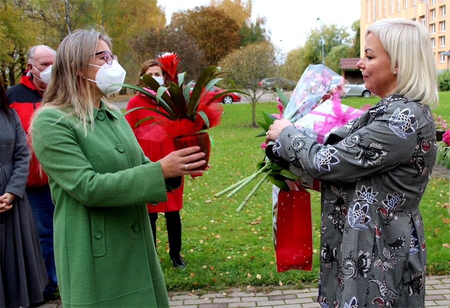 Kristīne Brūvele, Rundāles sociālā dienesta vadītāja (no labās) saņem apsveikumus.
Autors: M. Dūduma, Bauskas novada pašvaldības iestādes «Rundāles novada dome» sabiedrisko attiecību speciāli