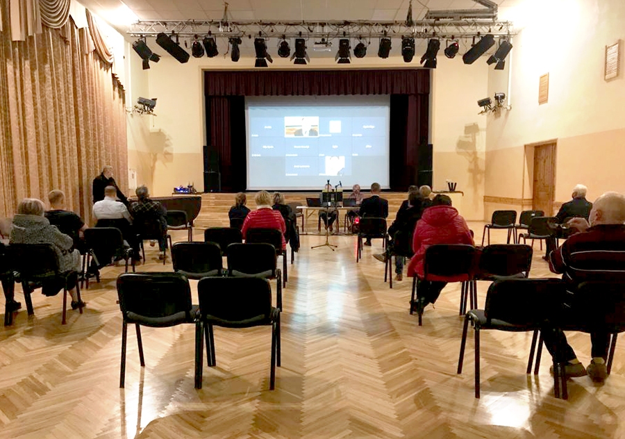 Vecumnieku tautas namā uz sapulci otrdien bija ieradušies 22 dalībnieki, «Zoom» platformā piedalījās 11 cilvēki. Tiešsaistei bija izlikts arī lielais ekrāns.
Autors: Anita Moora-Tropa