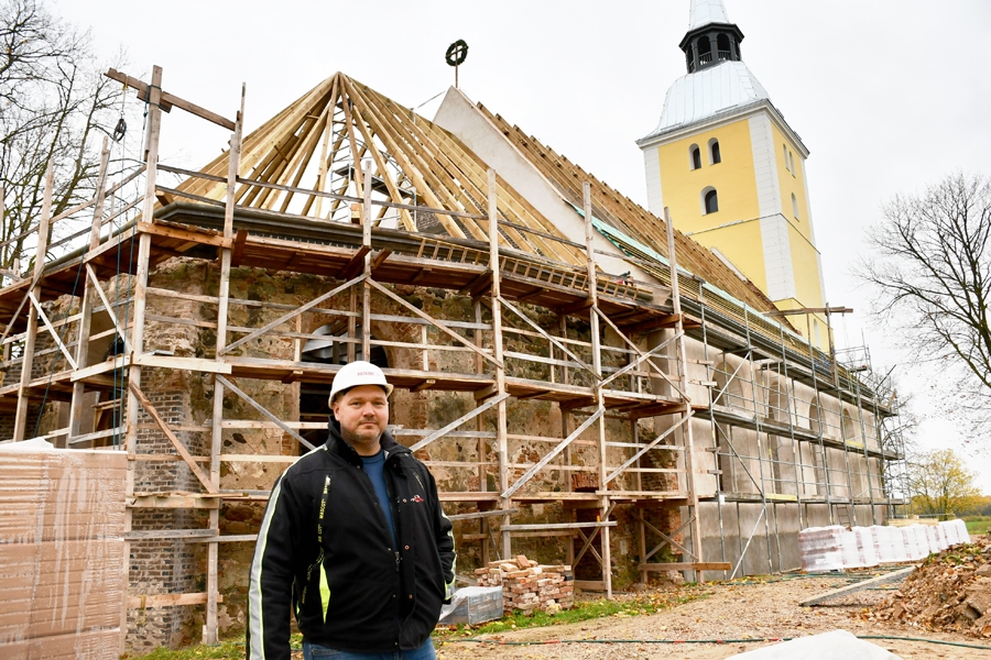 Ēriks Pažemecks, uzņēmuma «Kaskāde 19» vadītājs, pie pārbūvējamās Mežotnes baznīcas, kam šonedēļ atzīmēti spāru svētki.
Autors: Ivars Bogdanovs