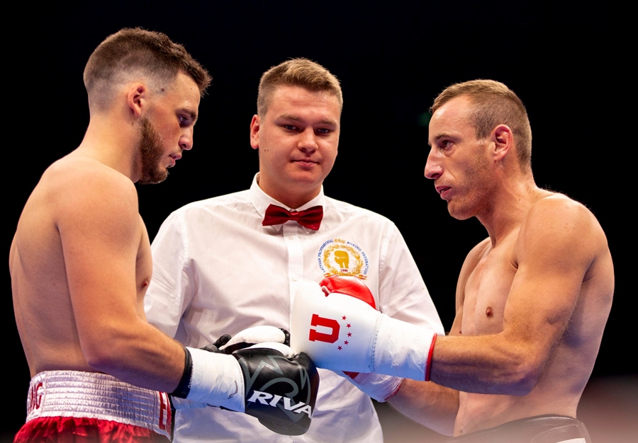 Emīls Špīss (no kreisās) mačā ar Ungārijas bokseri Janosu Vasu (no labās) tā arī nepaspēja izjust boksa atmosfēru, cīņu pabeidzot apmēram minūtes laikā.
Autors: no «LNK Boxing» facebook.com lapas.