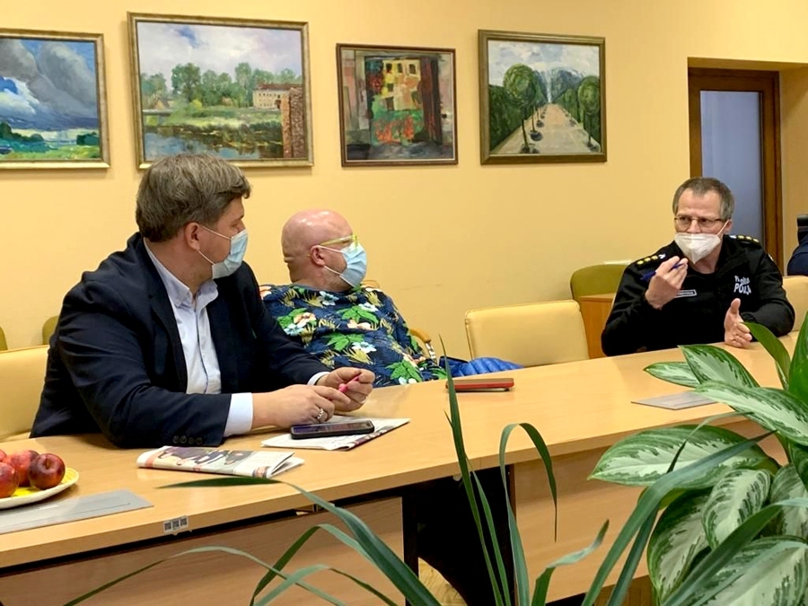 Diskusija par novērošanas kameru nepieciešamību Bauskas skeitparka teritorijā, tajā piedalās Ansis Bogustovs (no kreisās), Edijs Klaišis un Bauskas novada pašvaldības policijas priekšnieks Broņislavs Ostrovskis.
Autors: Kaspars Kalējs