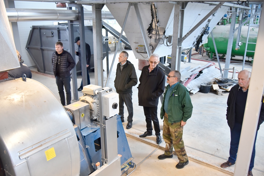 Juris Drizļionoks (otrais no labās) iepazīstina Bauskas novada domes deputātus ar SIA «Iecavas siltums» katlumājas jauno aprīkojumu.
Autors: no «Bauskas Dzīves» arhīva.