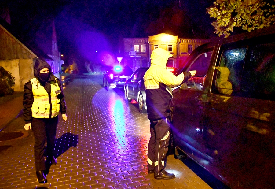 Valsts policija pārbauda no darba atbraukušos baušķeniekus.
Autors: Ivars Bogdanovs