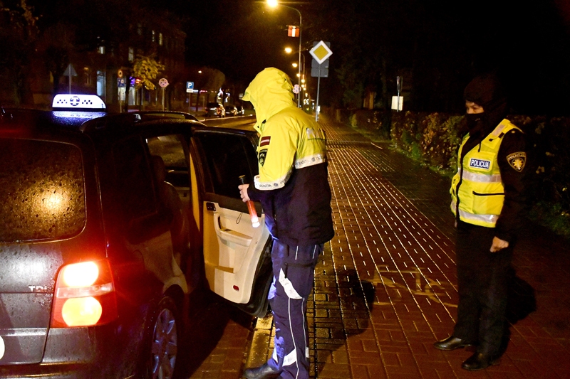 Policijas reids Bauskā piektdienas vakarā.
Autors: Ivars Bogdanovs