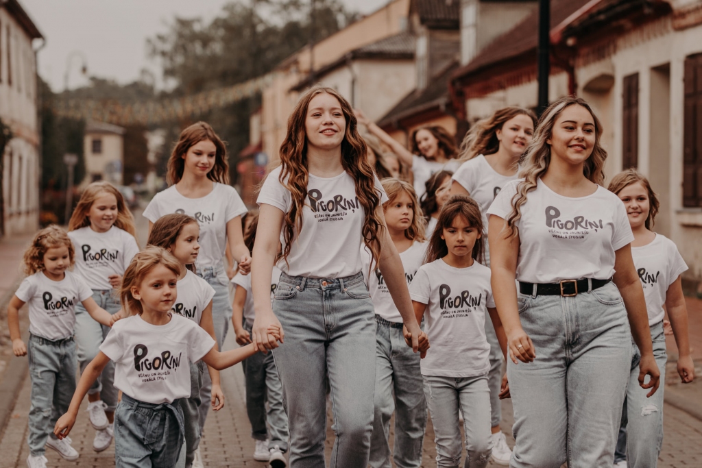 Vokālās studijas «Pigoriņi» uzņemtie videoklipi popularizē arī Bauskas novadu.
Autors: no vokālās studijas albuma.