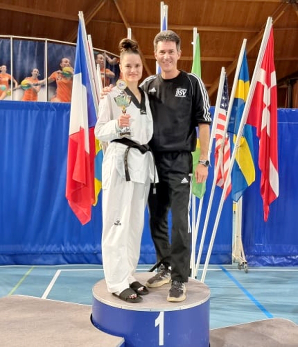 Inese Tarvida ar uzvarētājas kausu kopā ar treneri Markusu Kolefelu Nīderlandē.
Autors: no tcc-friedrichshafen.de.