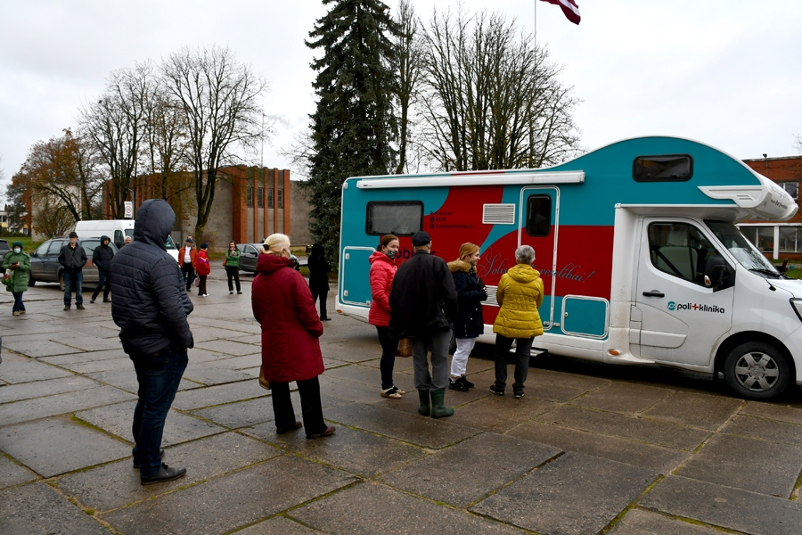 Misā ceturtdien uz vakcināciju pie speciālā autobusiņa gaidīja rinda iedzīvotāju.
Autors: Ivars Bogdanovs