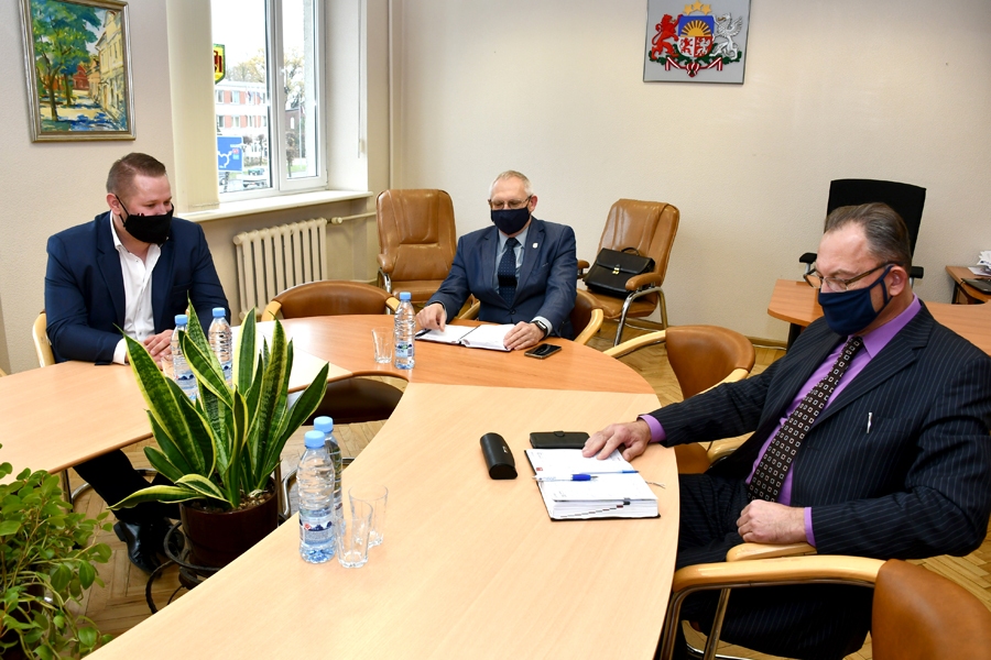 Bauskas novadā galvenās vadošās personas tagad ir domes priekšsēdētājs Aivars Okmanis, izpilddirektors Ivars Romānovs un administrācijas vadītājs Edgars Paičs.
Autors: Ivars Bogdanovs