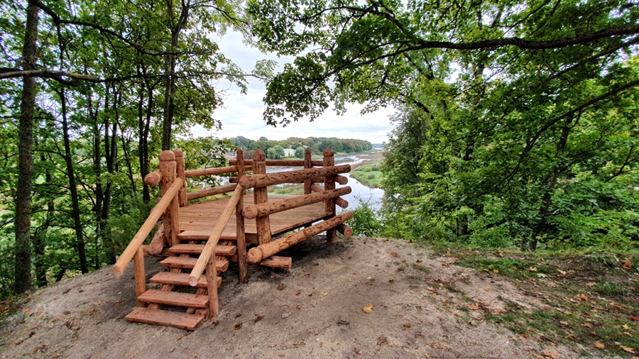 Pilnībā atjaunota koka skatu platforma pilskalna plakuma dienvidaustrumu pusē.
Autors: Projekta publicitātes foto.
