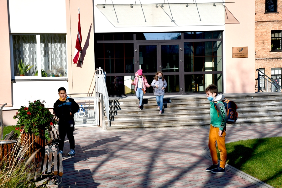 Bauskas novada skolās 1. – 3 klašu audzēkņi pirmdien mācības atsāka klātienē.
Autors: Ivars Bogdanovs