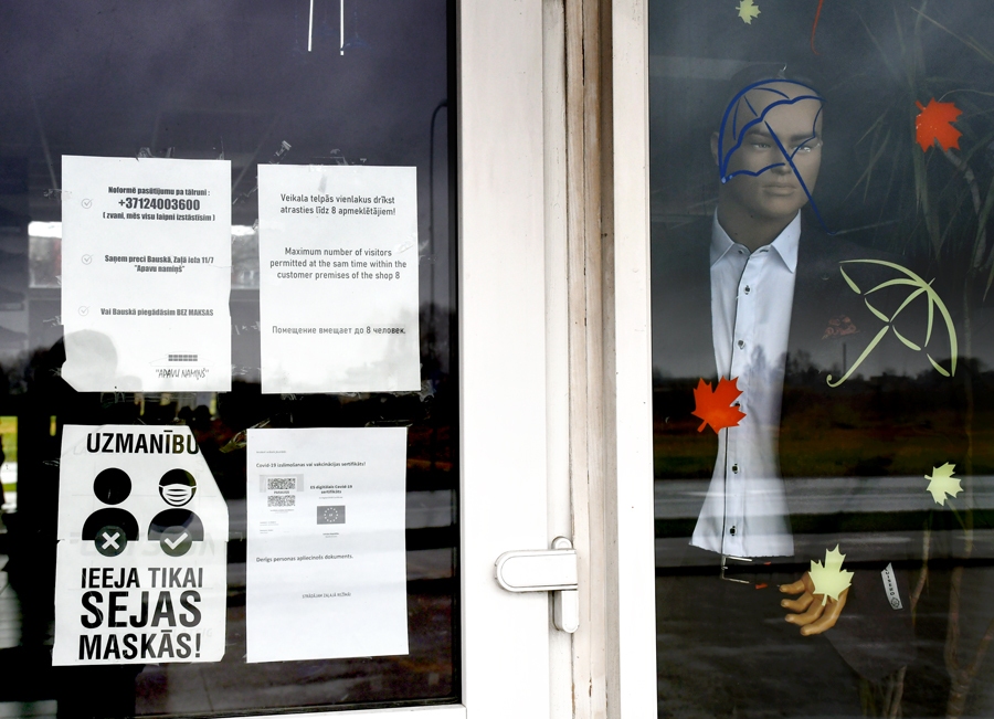 Apģērbu un apavu veikali slēgti; caur logiem veras tikai manekeni.
Autors: IVARS BOGDANOVS