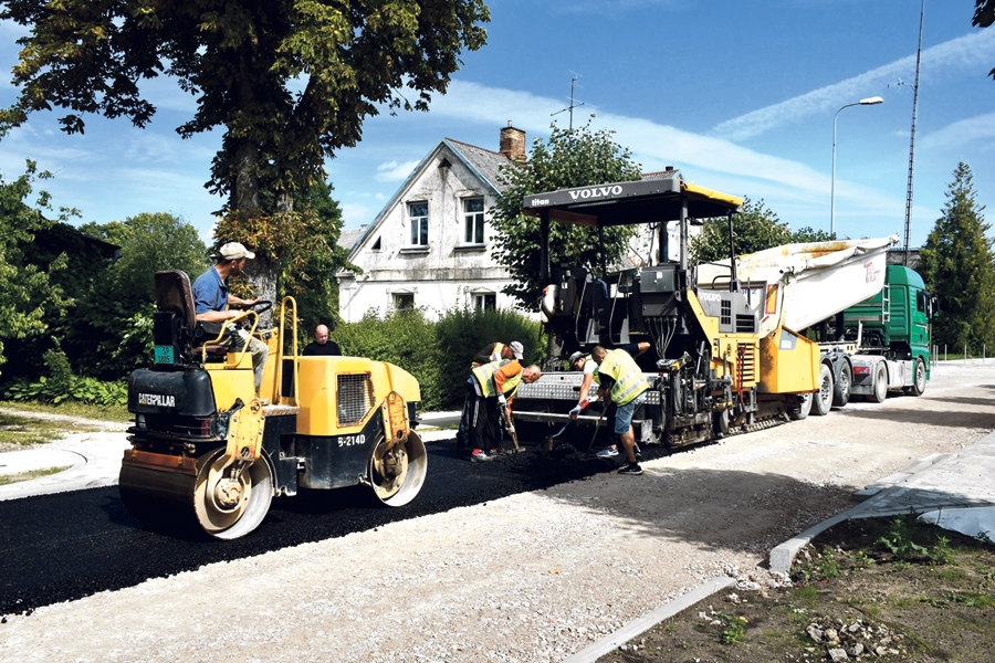 Bauskas novada attīstības programmā plānots pašvaldības asfaltēto ielu apjomu palielināt no 57 līdz 80 procentiem. Attēlā – Pilskalna ielas asfaltēšana Bauskā šajā sezonā.
Autors: no «Bauskas Dzīves» arhīva.