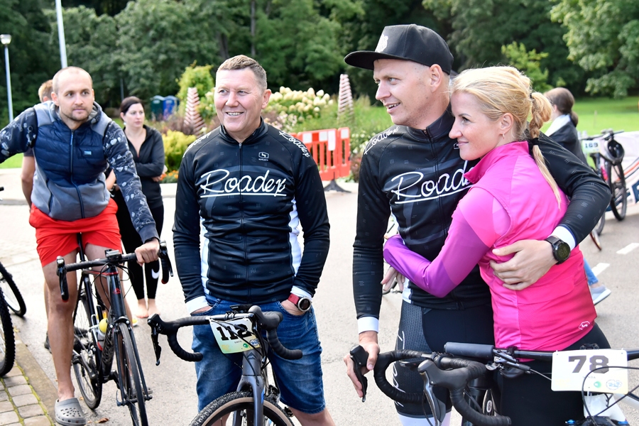 Visi riteņbraukšanas aktīvisti vienuviet – Sanda Vasiļjeva (no labās), Ģirts Cirvelis, Gints Cirvelis un Raitis Cirvelis.
Autors: no «Bauskas Dzīves» arhīva.