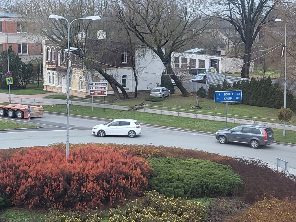 Automašīna, nobraucot no ceļa, sabojājusi aizsargbarjeru.
Autors: Aculiecinieka J. KATKEVIČA foto