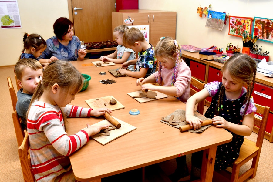 Rundāles bērnudārzā «Mārpuķīte» skolotāja Inga Šastakoviča kopā ar audzēkņiem veido latviešu spēka zīmes tuvajiem svētkiem.
Autors: Ivars Bogdanovs