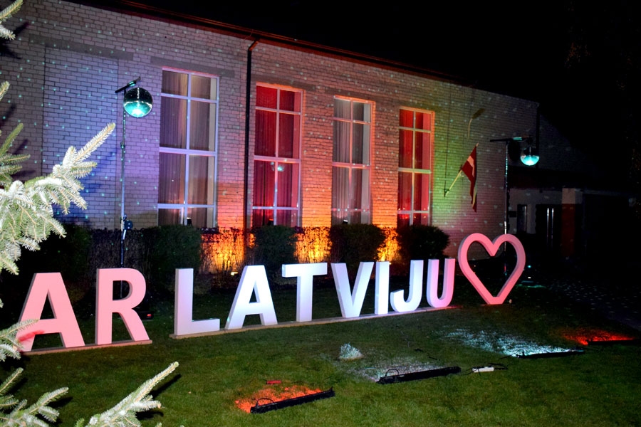 Vecumniekos pērn Lāčplēša dienas vakarā izgaismotais tautas nams.
Autors: no «Bauskas Dzīves» arhīva.