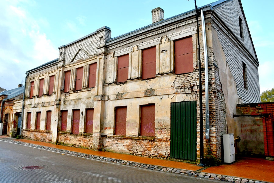 Bauskā diemžēl ir ēkas, kurās neviens nedzīvo, ja nu dažkārt kāds kaķis vai balodis...
Autors: Ivars Bogdanovs