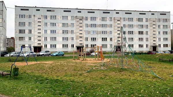 Pašreizējais bērnu rotaļu laukums Salātu un Vītolu ielas namu iekšpagalmā Bauskā ierīkots pirms gadiem sešiem septiņiem, aprīkojums ir arī mainīts un labots.
Autors: Kaspars Kalējs