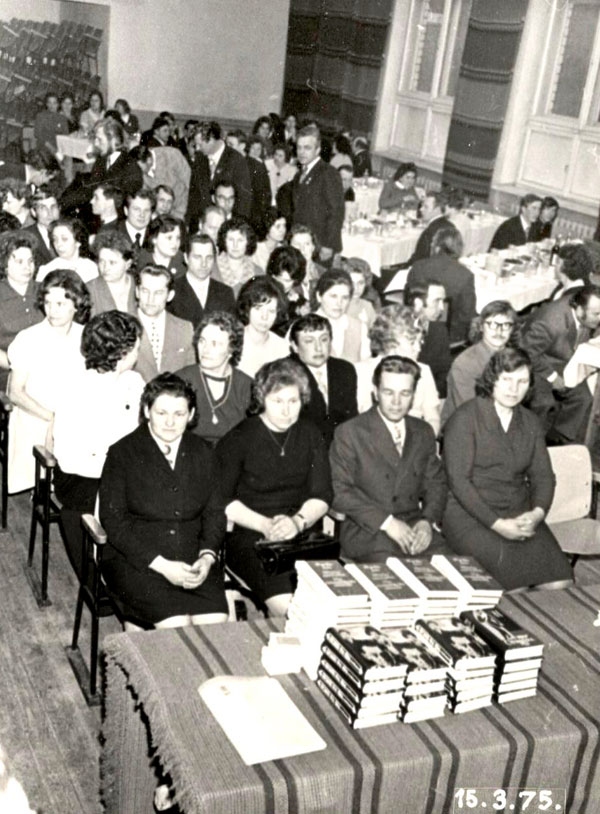 Donoru godināšana saviesīgā pateicības sarīkojumā Uguntiņa» 1975. gada 15. martā Vecumnieku tautas namā. 
Autors: no Vecumnieku pagasta novadpētniecības centra krājuma.