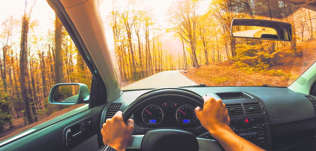 Rudens ir laiks, kad viss mainās ļoti strauji. Lielākā kļūda ir tā, ka rudenī daudzi vēlas braukt tāpat kā vasarā, taču tas vairs nav iespējams. Tāpēc galvenais šajā mainīgajā gadalaikā ir atcerēties braukt prātīgi.
Autors: no «GettyImages».