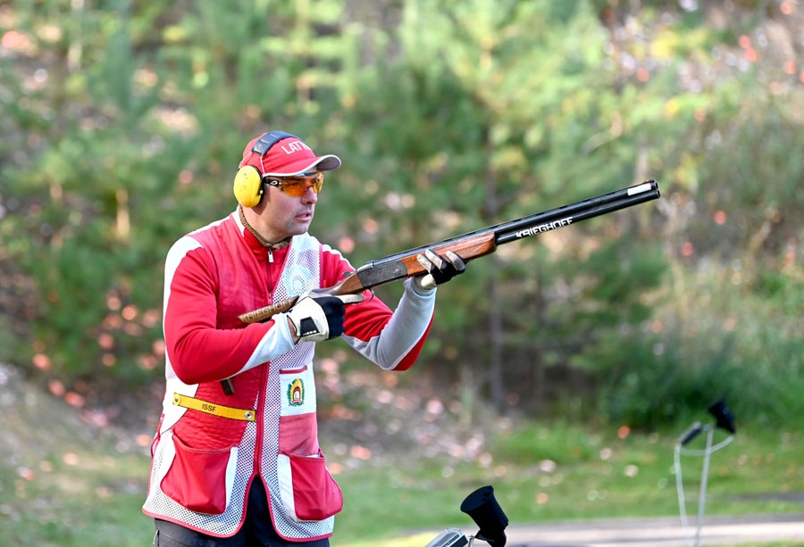 Dainis Upelnieks šogad ne tikai šauj, bet nodarbojas arī ar jauniešu trenēšanu.
Autors: no Latvijas Šaušanas federācijas arhīva.