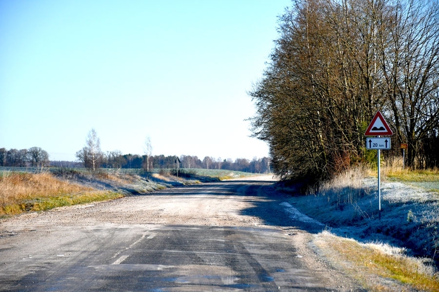Šajā vietā beidzas asfalts, trūkst 650 metru līdz krustojumam uz Dāviņiem, lai šis pagasta centrs ar novada centru būtu savienots ar asfalta brauktuvi.
Autors: Ivars Bogdanovs
