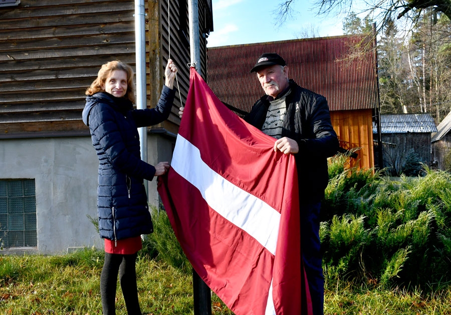 Vecumnieku pagasta «Mārtiņos» Zigmundam un Daigai Alekšūniem novembris ir īpašs svētku mēnesis, kad Latvijas valsts karogs mastā tiek uzvilkts vairākkārt.
Autors: Ivars Bogdanovs
