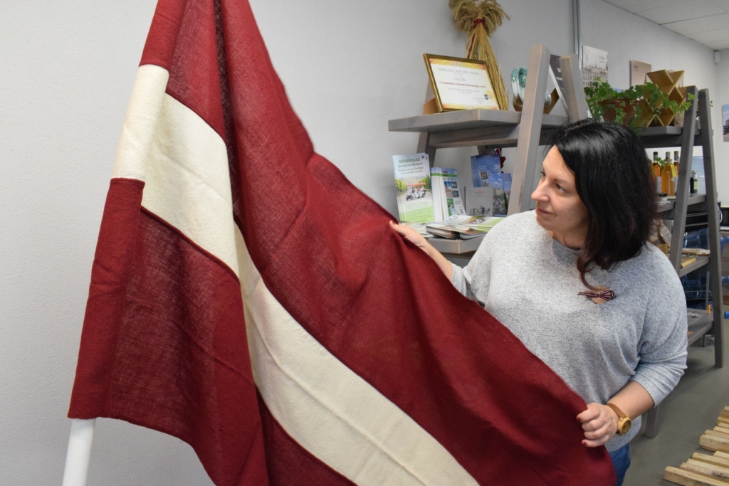 Vecumnieku pagasta novadpētniecības centra krājumu glabātāja Rita Kovala demonstrē Atmodas laika liecinieku - 20.gs. 80.gadu beigās austo Latvijas valsts karogu.
Autors: www.bauskasdzive.lv