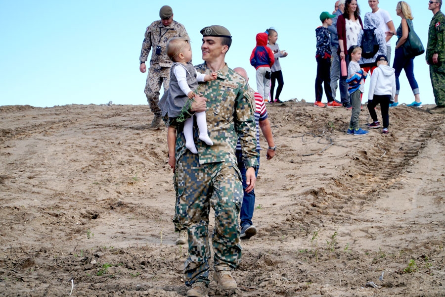 Nauris Jātnieks ar meitiņu 1. mehanizētā kājnieku bataljona gadadienā.
Autors: no personiskā arhīva.