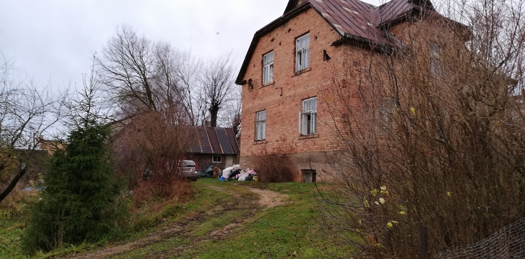 Atkritumi maisos pie mājas Bauskā, Krasta ielā, stāvēja vēl 17. novembrī, lai arī sūdzība par to bija jau oktobrī.
Autors: Aculiecinieka foto.