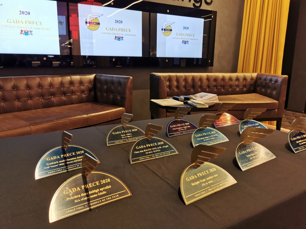 Latvijas Tirgotāju asociācija svinīgi pasniegusi «Gada prece 2020» balvas.
Autors: LTA