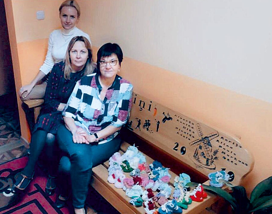 Griķu pamatskolas pirmsskolas struktūrvienības darbinieces Renāte Šūba (no kreisās), Teiksma Ģirkale un Ieva Timpare ar gatavajiem darinājumiem mazuļiem.
Autors: no personiskā arhīva.