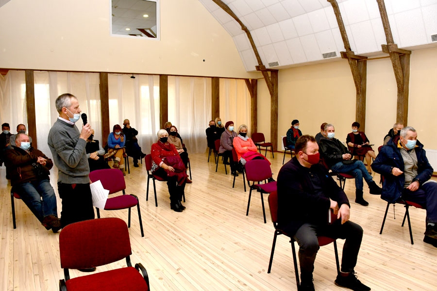 Sanāksmē Bārbelē runāja arī Bauskas novada domes deputāts Mārtiņš Mediņš (stāv).
Autors: Ivars Bogdanovs