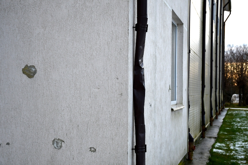 Sabojātā skolas ēkas fasāde un lietus notekcaurules.
Autors: Ivars Bogdanovs