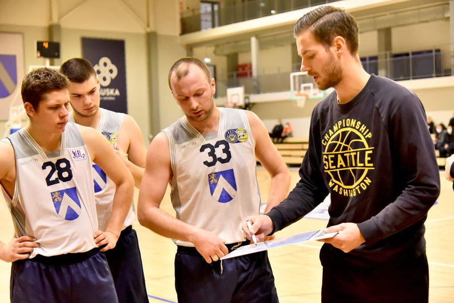 Artūram Dreimanim (no labās), «Bauskas BJSS» trenerim, pirmajā puslaikā izdevās savākt komandu spēlei, bet otrajā puslaikā arī minūšu pārtraukumi neglāba.
Autors: Uldis Varnevičs