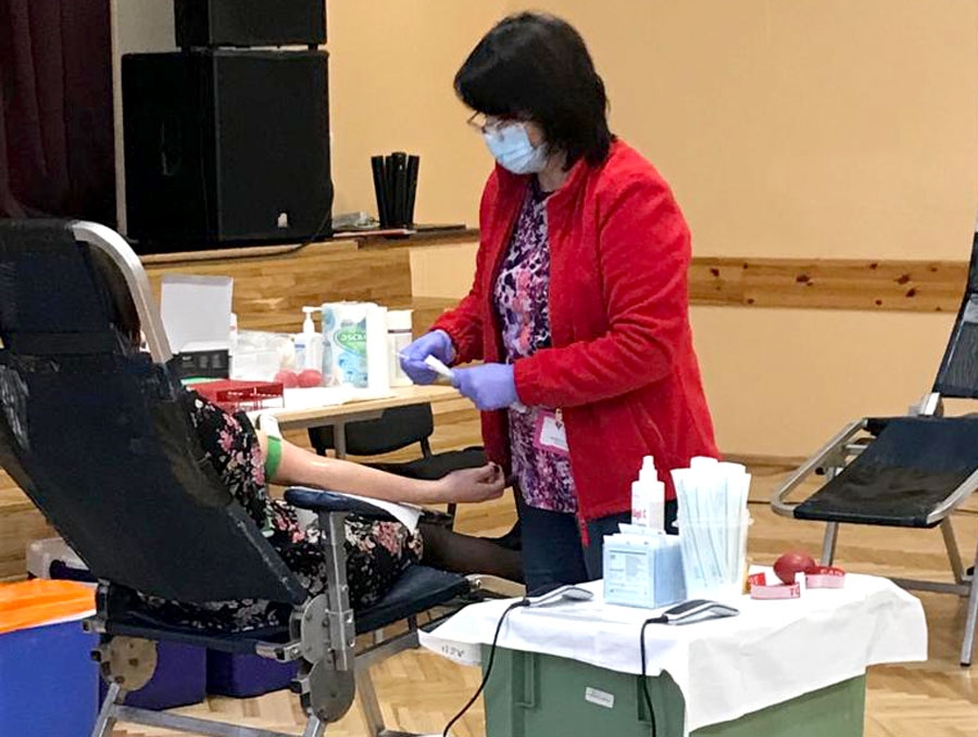 Donora krēslā Rūta Liepiņa, kura ceturtdienas rītā, lai nodotu asinis, uz Vecumnieku tautas namu bija atnākusi pati pirmā.
Autors: Anita Moora-Tropa