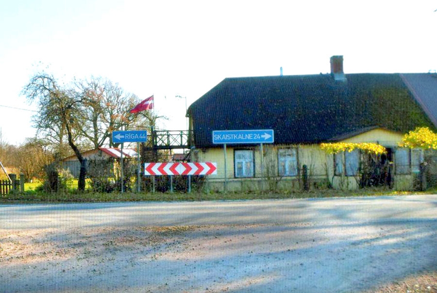 Attāluma norādes vienā no ceļa P89 krustojumiem.
Autors: Aculiecinieka foto.