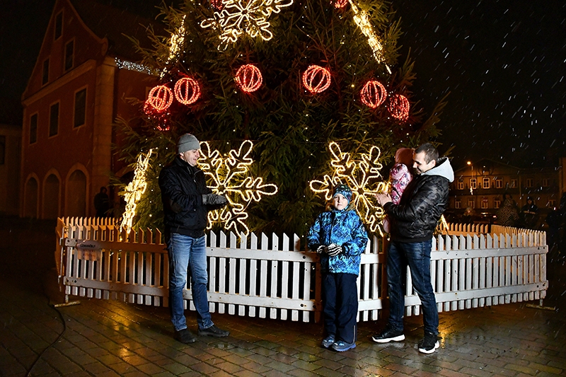 Egli Bauskas rātslaukumā sestdien iededza Bauskas apvienības pārvaldes vadītājs Aleksandrs Gurkovskis kopā ar baušķenieku Marku Lauzēju.
Marku šajā atbildīgajā brīdī atbalstīja tētis Mārtiņš un māsiņa Emīlija. Ārpus bildes palika mamma Agita Ķince.
Autors: Ivars Bogdanovs