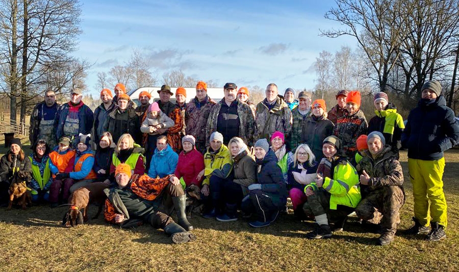 Bauskas novada mednieku klubs «Codes bebri» medībās ar dzinējiem 2019. gadā. Vienreiz gadā tiek rīkotas dzinējmedības, kurās piedalās dzīvesbiedres, draudzenes un draugi, lai izprastu medību norisi. Kolektīvā ir arī trīs mednieces. Priekšplānā (pusguļus) – valdes loceklis Jānis Ķērpis. Līdzās arī Bavārijas asinspēdu dzinējsuņi Mona un Loraks.
Autors: no personiskā arhīva.