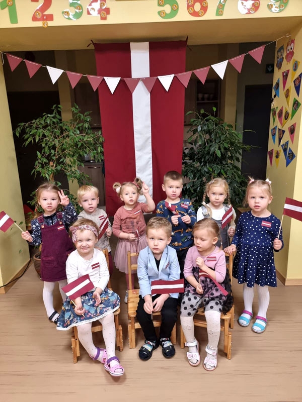 «Pūcīšu» grupiņas bērni kopā ar audzinātājām pētīja latvju rakstus un izzināja to nozīmi.
Autors: I. Špundzāne