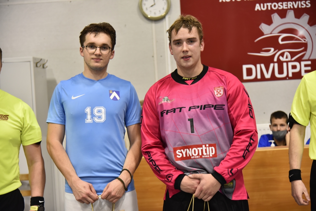 Gustavu Pļevoku (no kreisās) un Raivi Puzuli atzina par spēles labākajiem spēlētājiem.
Autors: Uldis Varnevičs