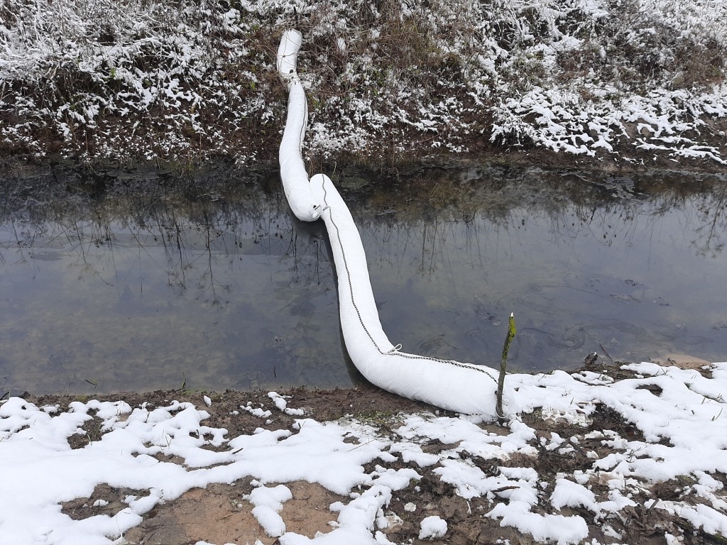 Piesardzības nolūkos pirmdien absorbējošās bonas vēl netika novāktas
Autors: VVD