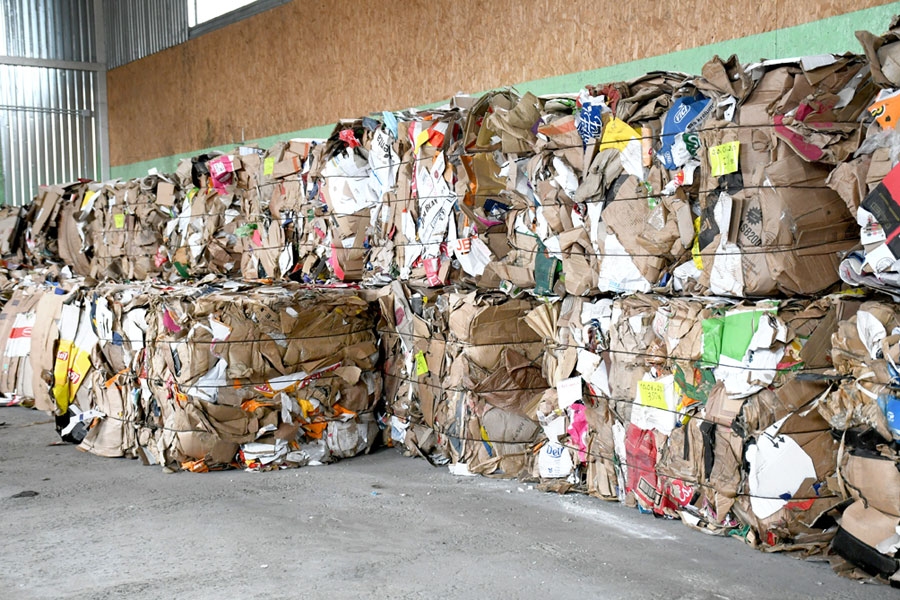 Atkritumu šķirošanas filiālē Bauskā, Īslīces ielā, vēlas palielināt šķirošanas apjomu trīs reizes. No šīs filiāles darbības SIA «Vides serviss» un reizē iedzīvotājiem ieguvums ir arī tāds, ka pašvaldības kapitālsabiedrība ietaupa līdz 15 – 16 tūkstošiem eiro gadā.
Autors: no «Bauskas Dzīves» arhīva.