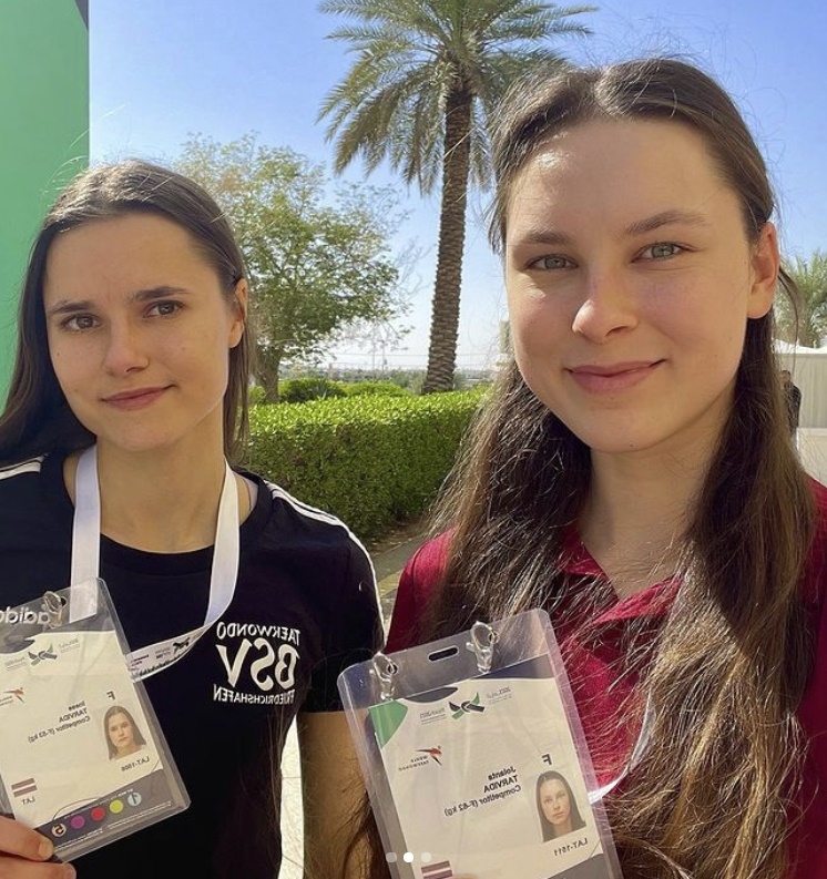 Inese (no kreisās) un Jolanta Tarvidas piedalījās Pasaules tekvondo čempionātā sievietēm.
Autors: no J. Tarvidas albuma.