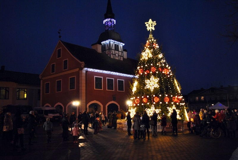 Bauskas centrālā egle Rātslaukumā 2015. gada 3.decembrī.
Autors: no 